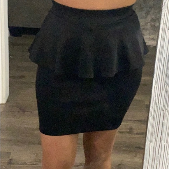 Black skirt - Picture 2 of 2